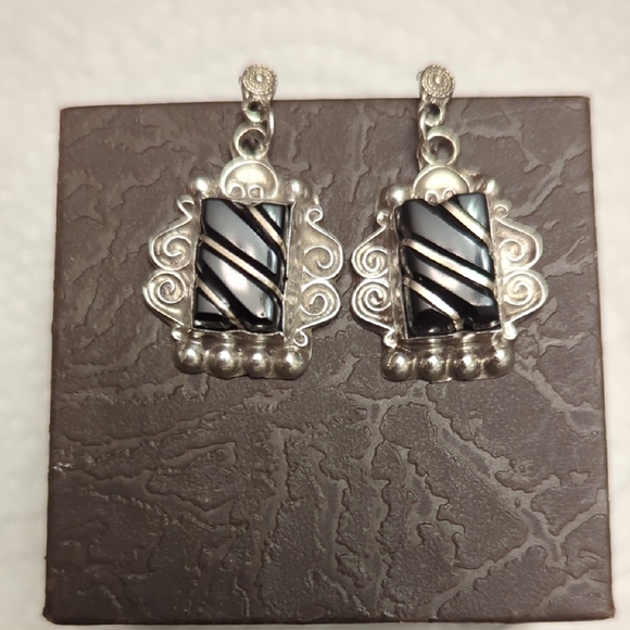 Elegant Vintage Black Onyx and Silver Earrings - Picture 3 of 8